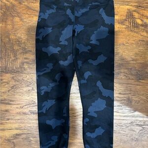 Yogalicious Navy Camouflage Leggings Size Small. Capri length.